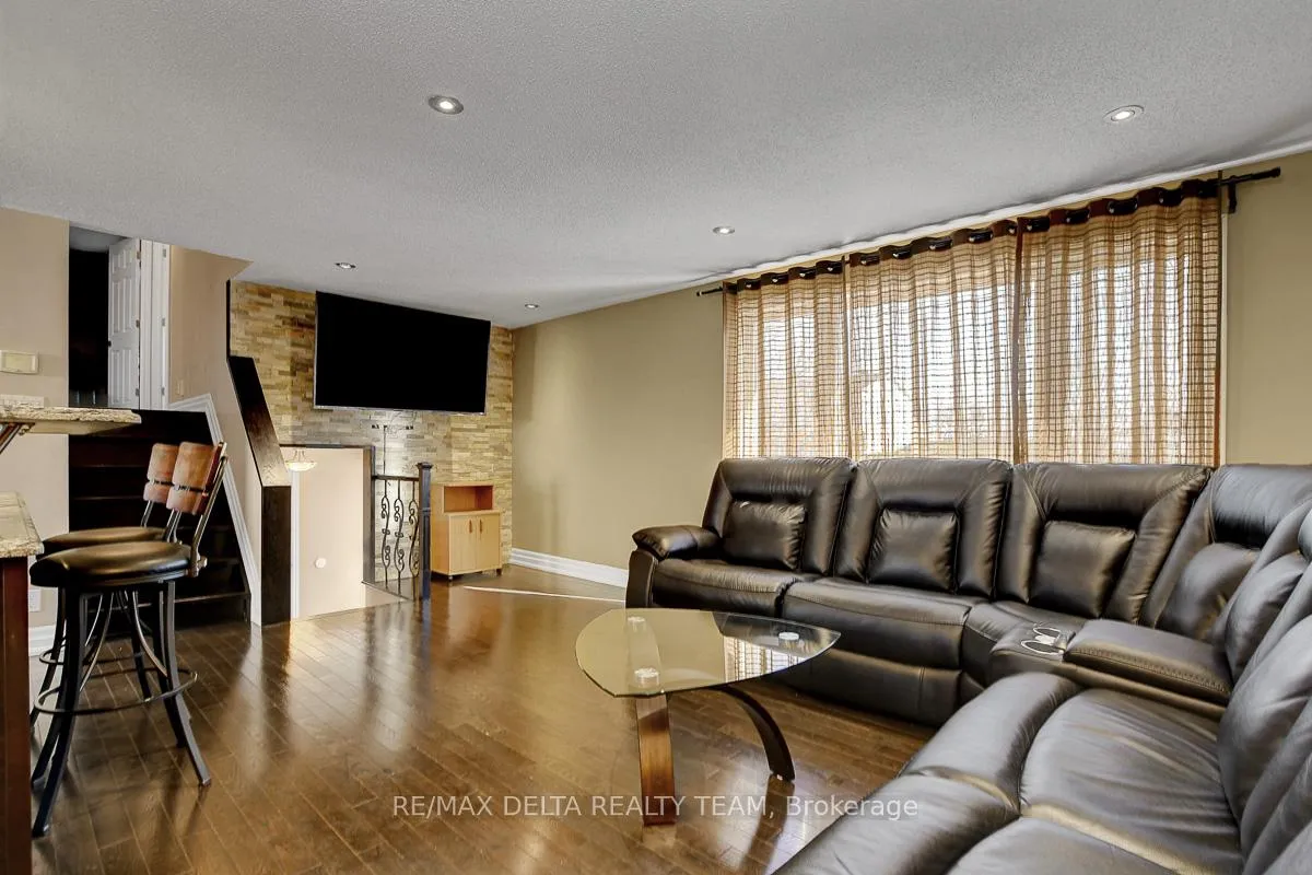 Photo 9 of 410 Phoenix Crescent, Ottawa, Bilberry Creek/Queenswood Heights — HOMEH