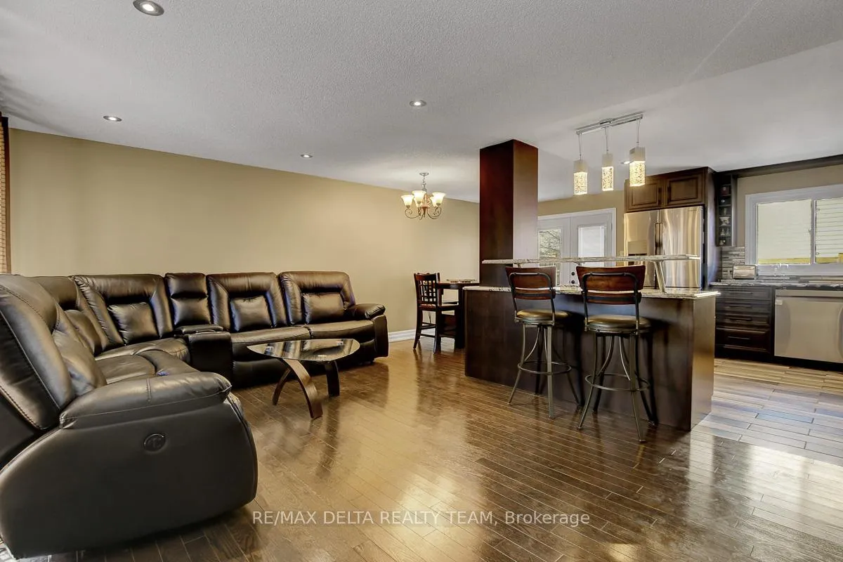 Photo 10 of 410 Phoenix Crescent, Ottawa, Bilberry Creek/Queenswood Heights — HOMEH