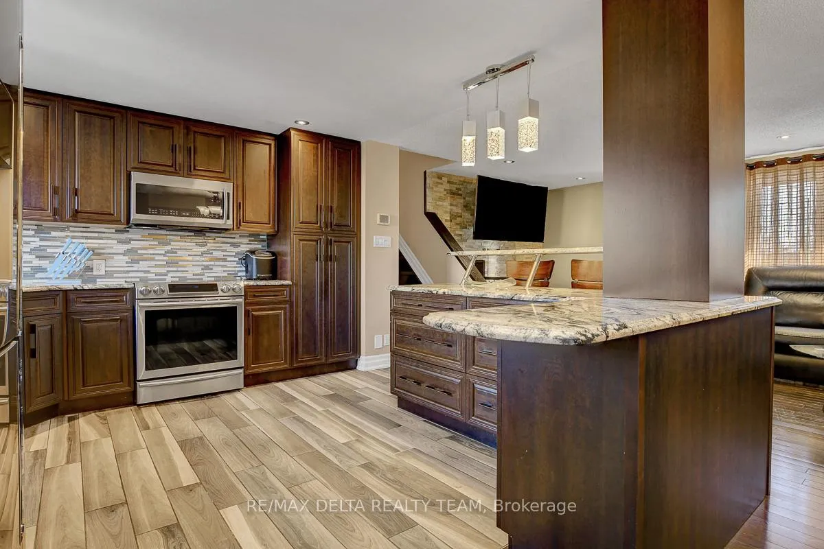 Photo 15 of 410 Phoenix Crescent, Ottawa, Bilberry Creek/Queenswood Heights — HOMEH