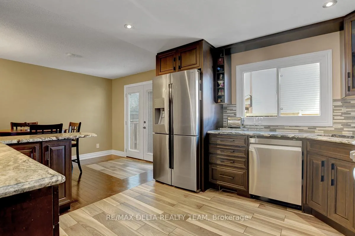 Photo 17 of 410 Phoenix Crescent, Ottawa, Bilberry Creek/Queenswood Heights — HOMEH