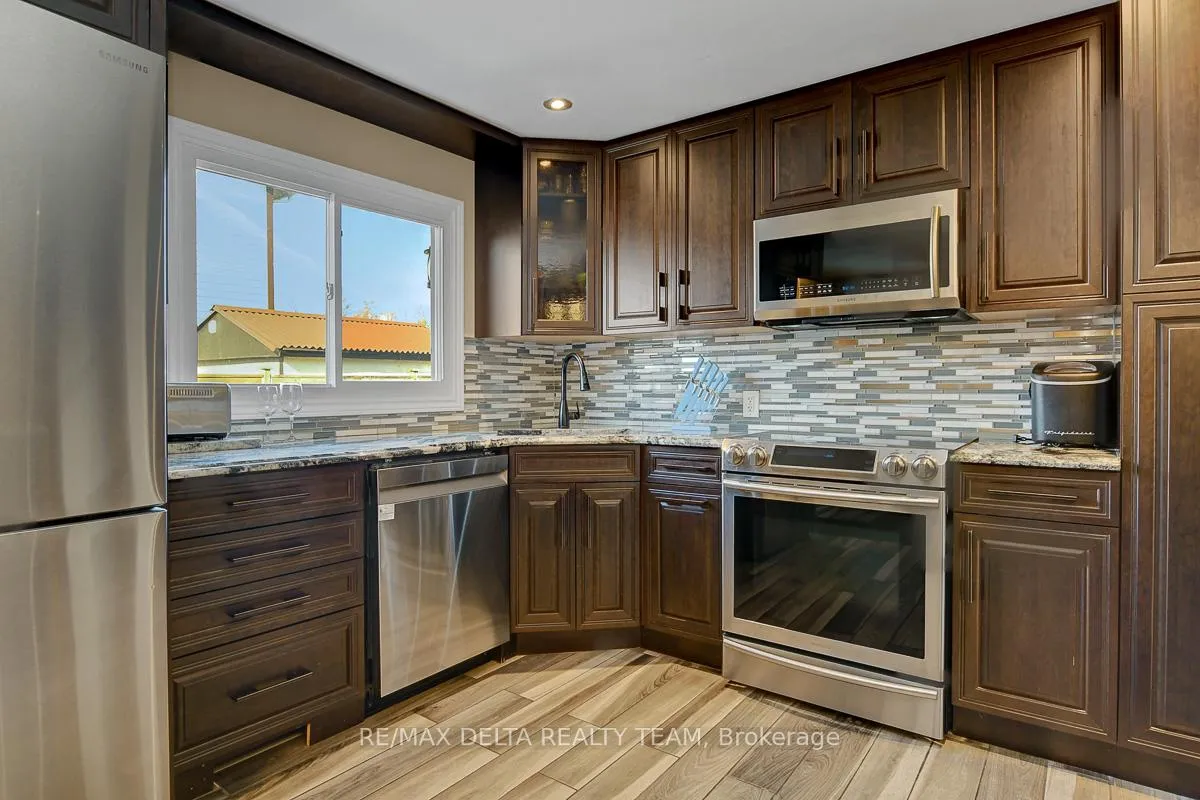 Photo 18 of 410 Phoenix Crescent, Ottawa, Bilberry Creek/Queenswood Heights — HOMEH