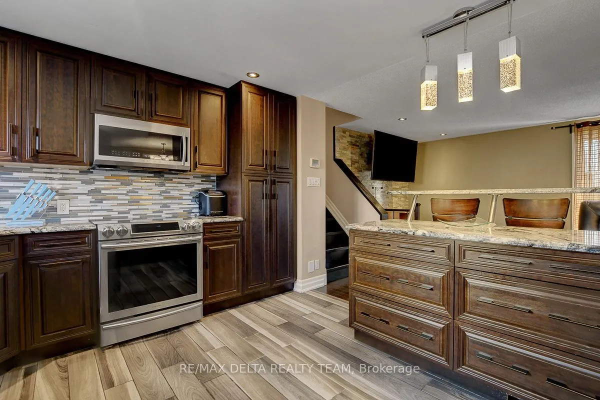Photo 19 of 410 Phoenix Crescent, Ottawa, Bilberry Creek/Queenswood Heights — HOMEH