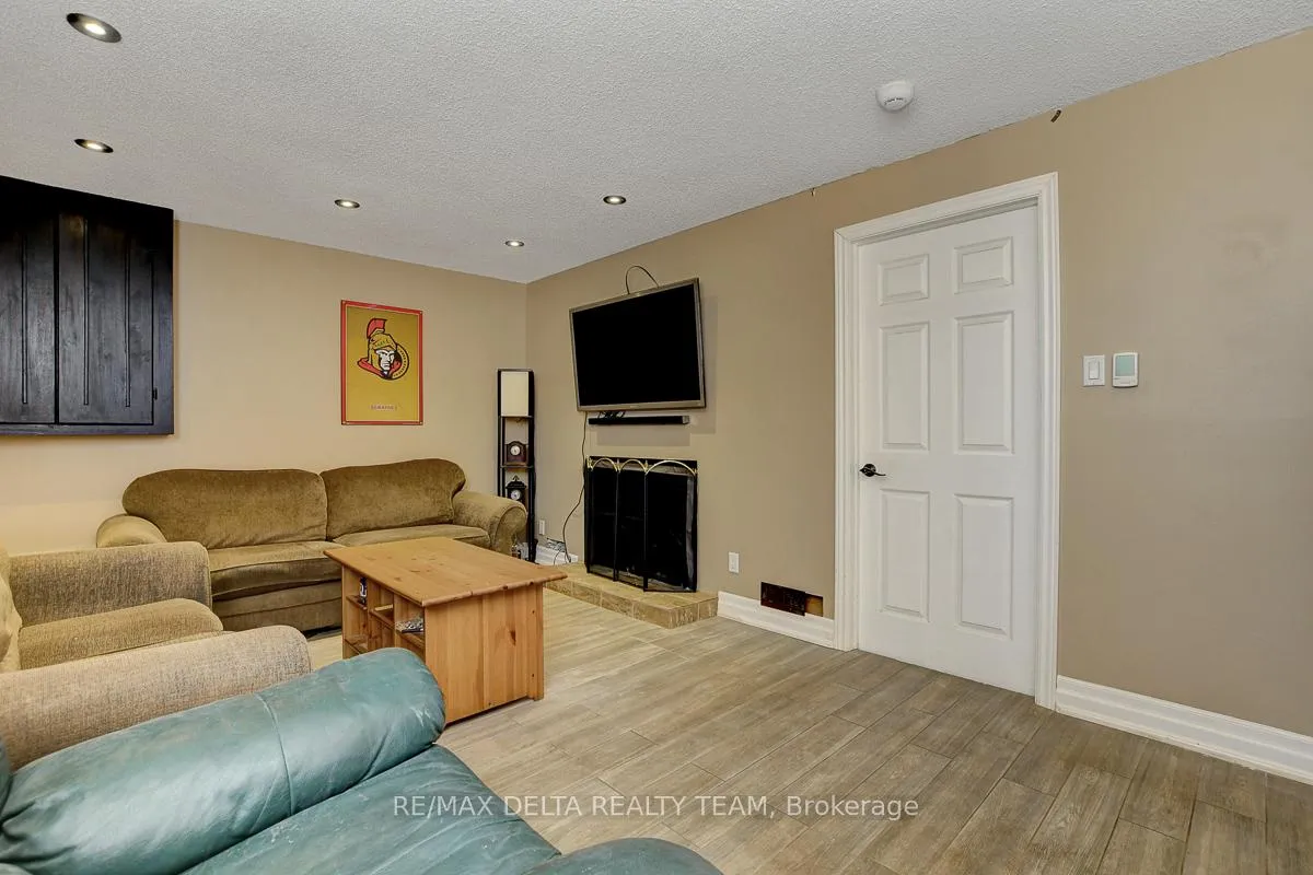 Photo 33 of 410 Phoenix Crescent, Ottawa, Bilberry Creek/Queenswood Heights — HOMEH