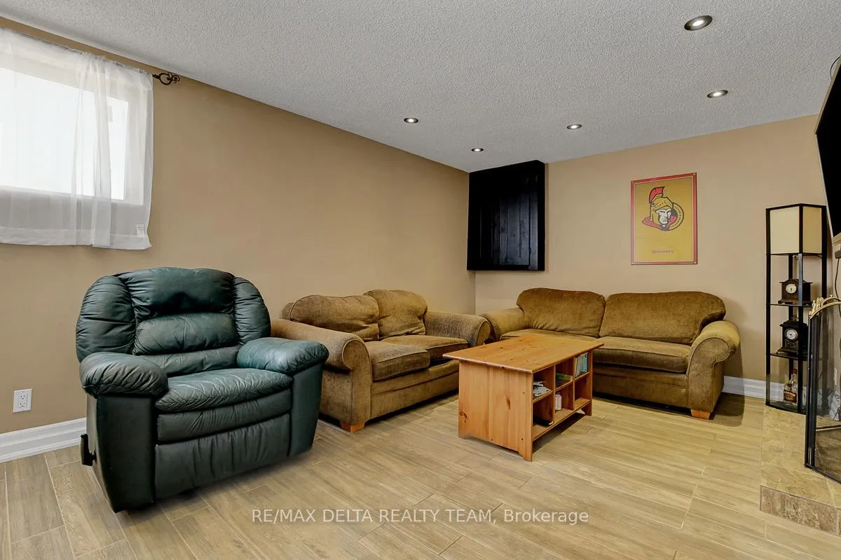 Photo 34 of 410 Phoenix Crescent, Ottawa, Bilberry Creek/Queenswood Heights — HOMEH