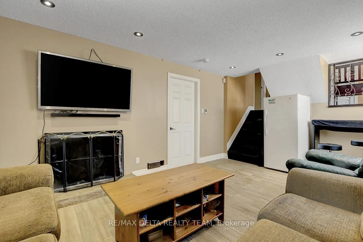 Photo 35 of 410 Phoenix Crescent, Ottawa, Bilberry Creek/Queenswood Heights — HOMEH