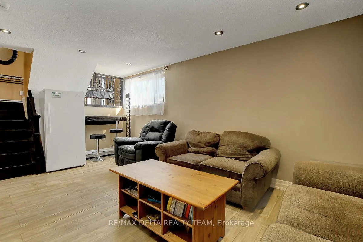 Photo 36 of 410 Phoenix Crescent, Ottawa, Bilberry Creek/Queenswood Heights — HOMEH