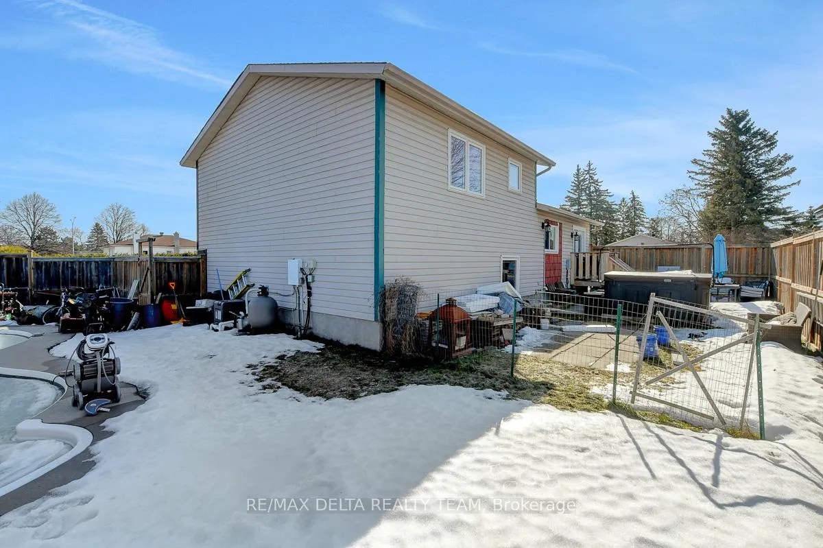Photo 38 of 410 Phoenix Crescent, Ottawa, Bilberry Creek/Queenswood Heights — HOMEH