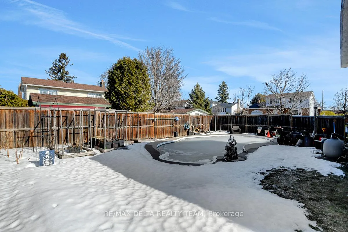 Photo 39 of 410 Phoenix Crescent, Ottawa, Bilberry Creek/Queenswood Heights — HOMEH