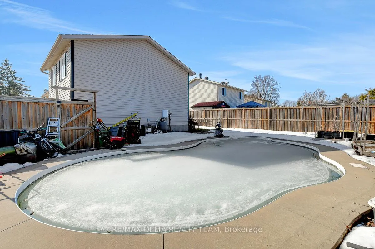 Photo 40 of 410 Phoenix Crescent, Ottawa, Bilberry Creek/Queenswood Heights — HOMEH