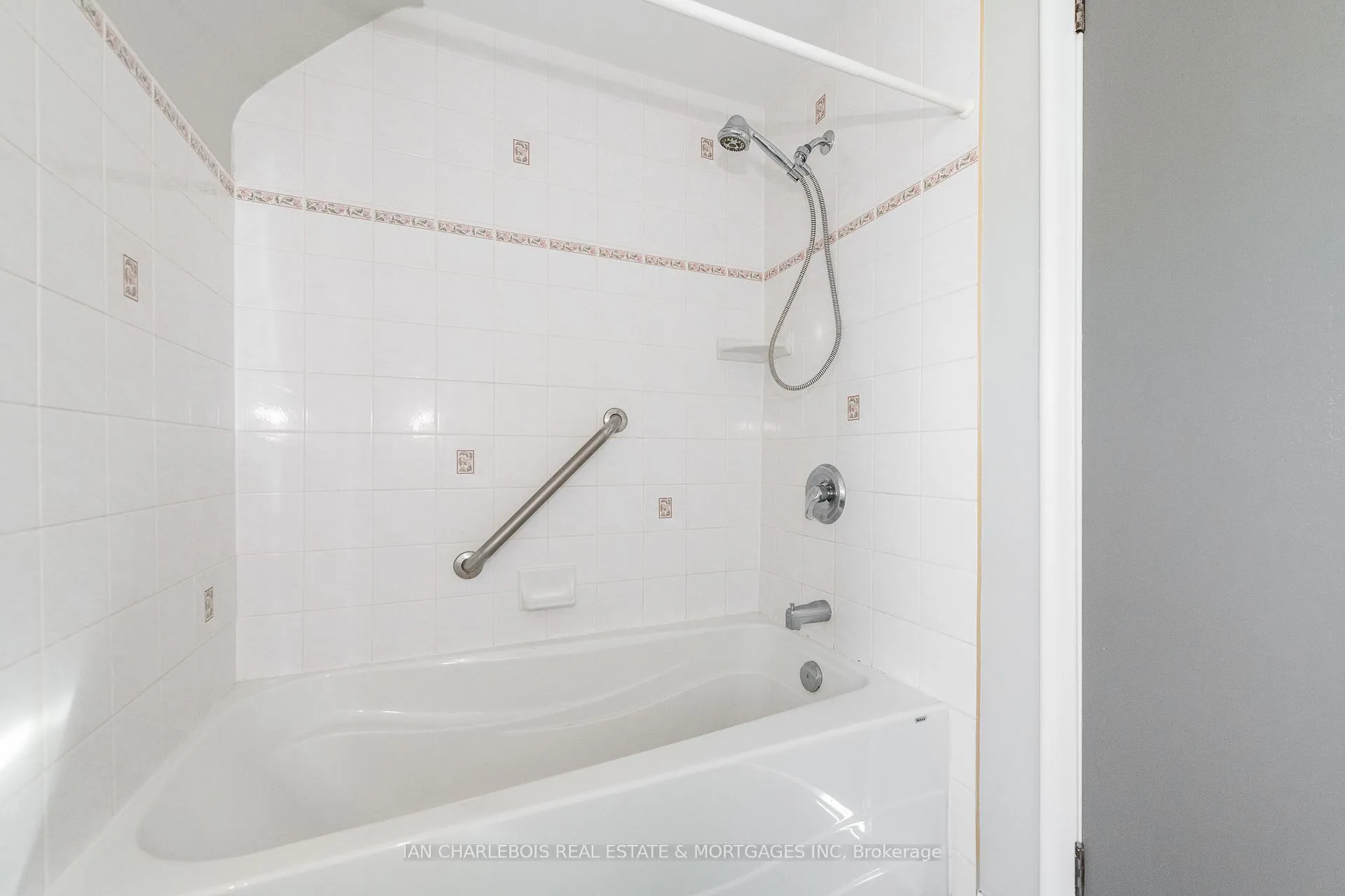 Photo 7 of Unit A, 810 Smyth Road, Ottawa, Elmvale Acres — HOMEH
