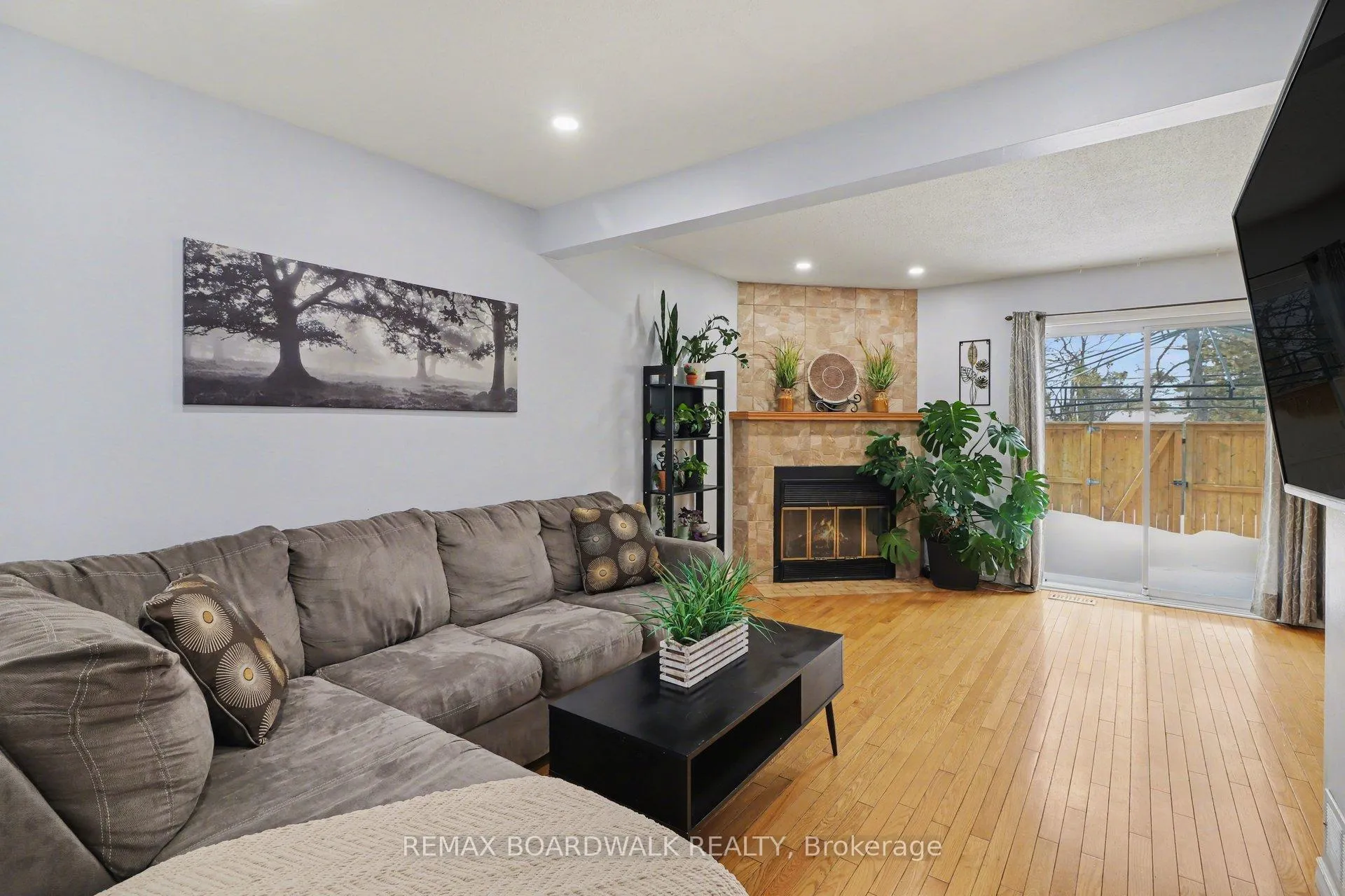 Photo 4 of Unit 3, 443 Canotia Place, Ottawa, Fallingbrook/Pineridge — HOMEH