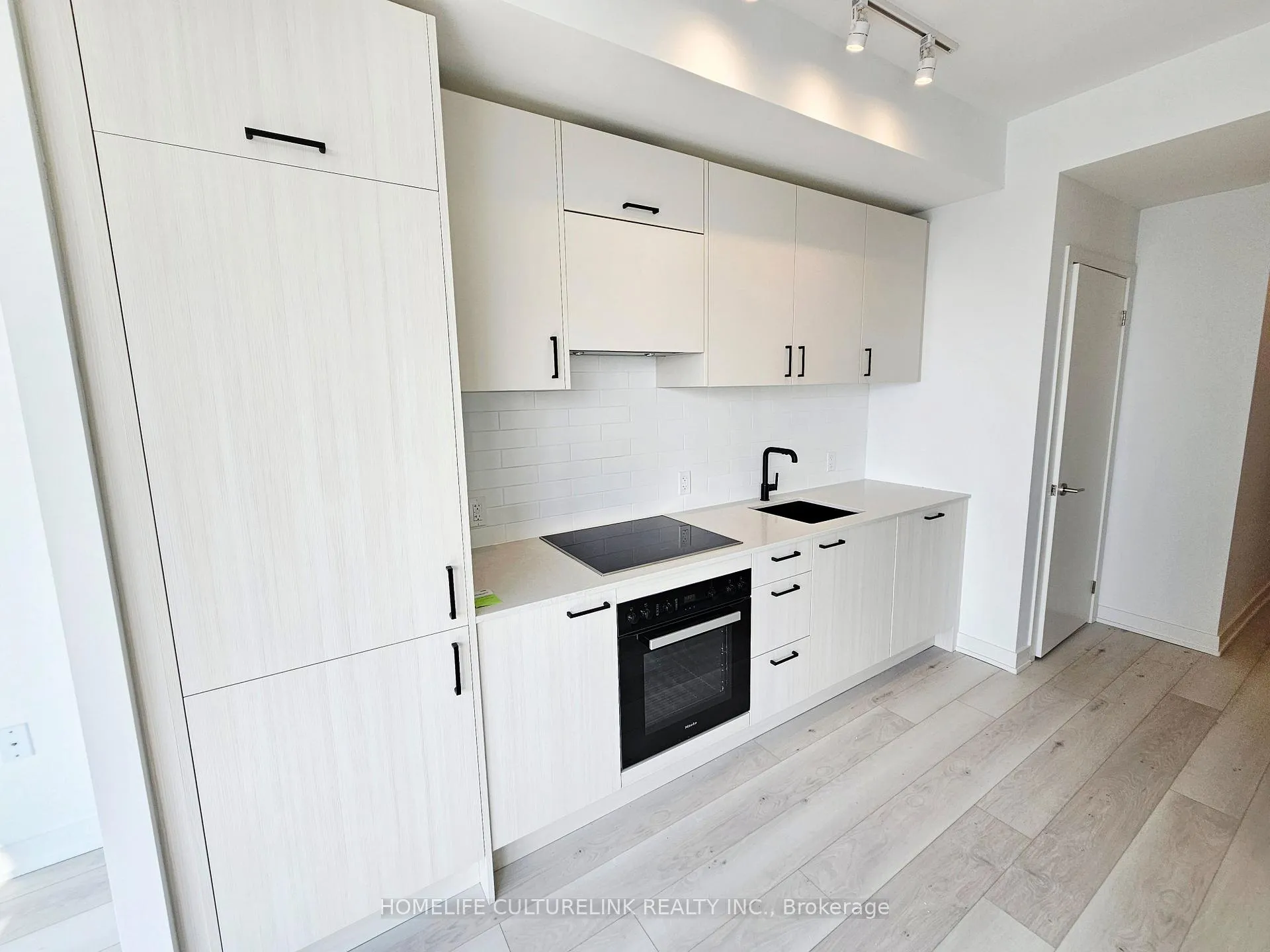 Photo 3 of Unit 1704, 1 Quarrington Lane, North York, Banbury-Don Mills — HOMEH