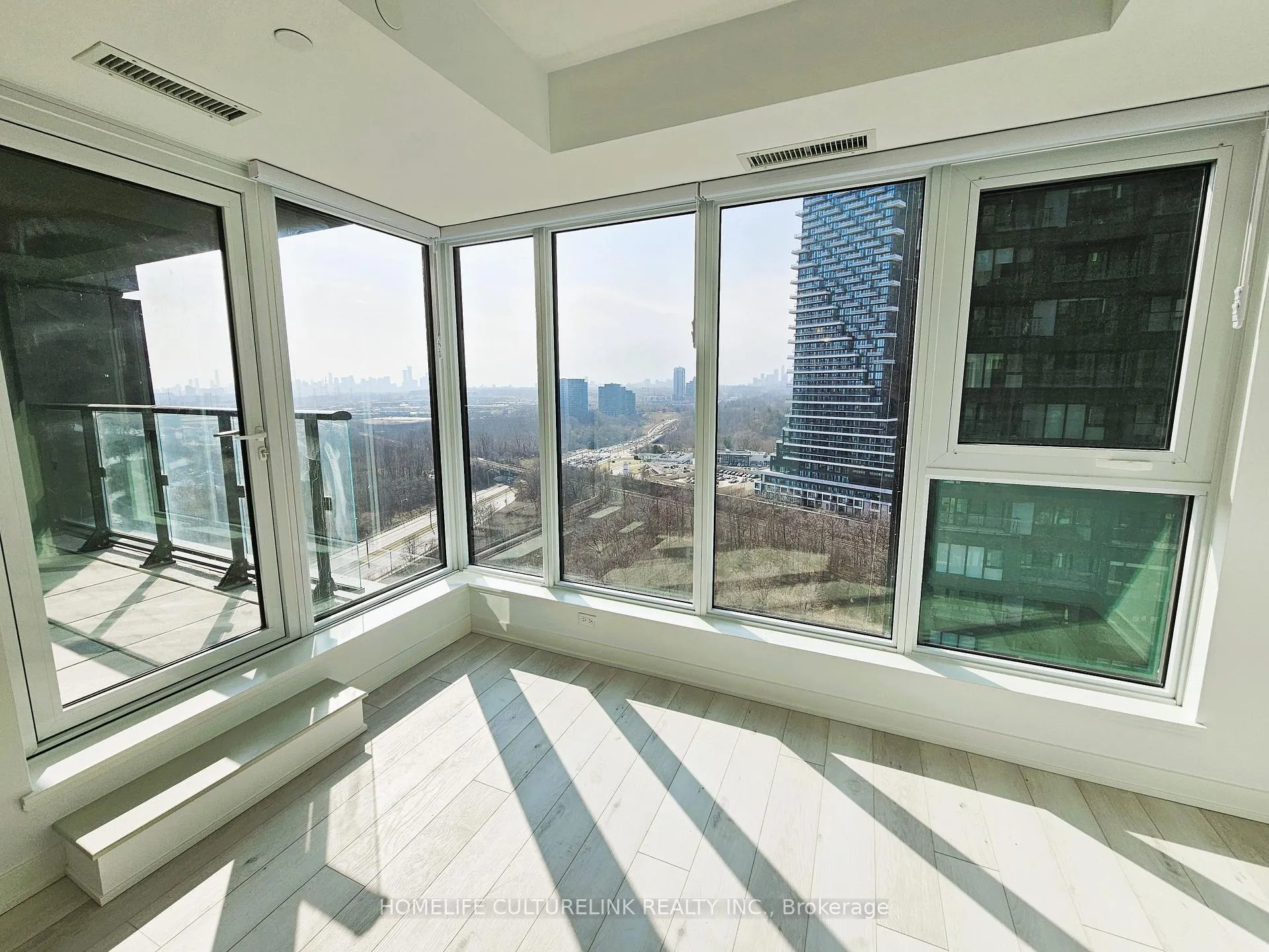 Photo 5 of Unit 1704, 1 Quarrington Lane, North York, Banbury-Don Mills — HOMEH