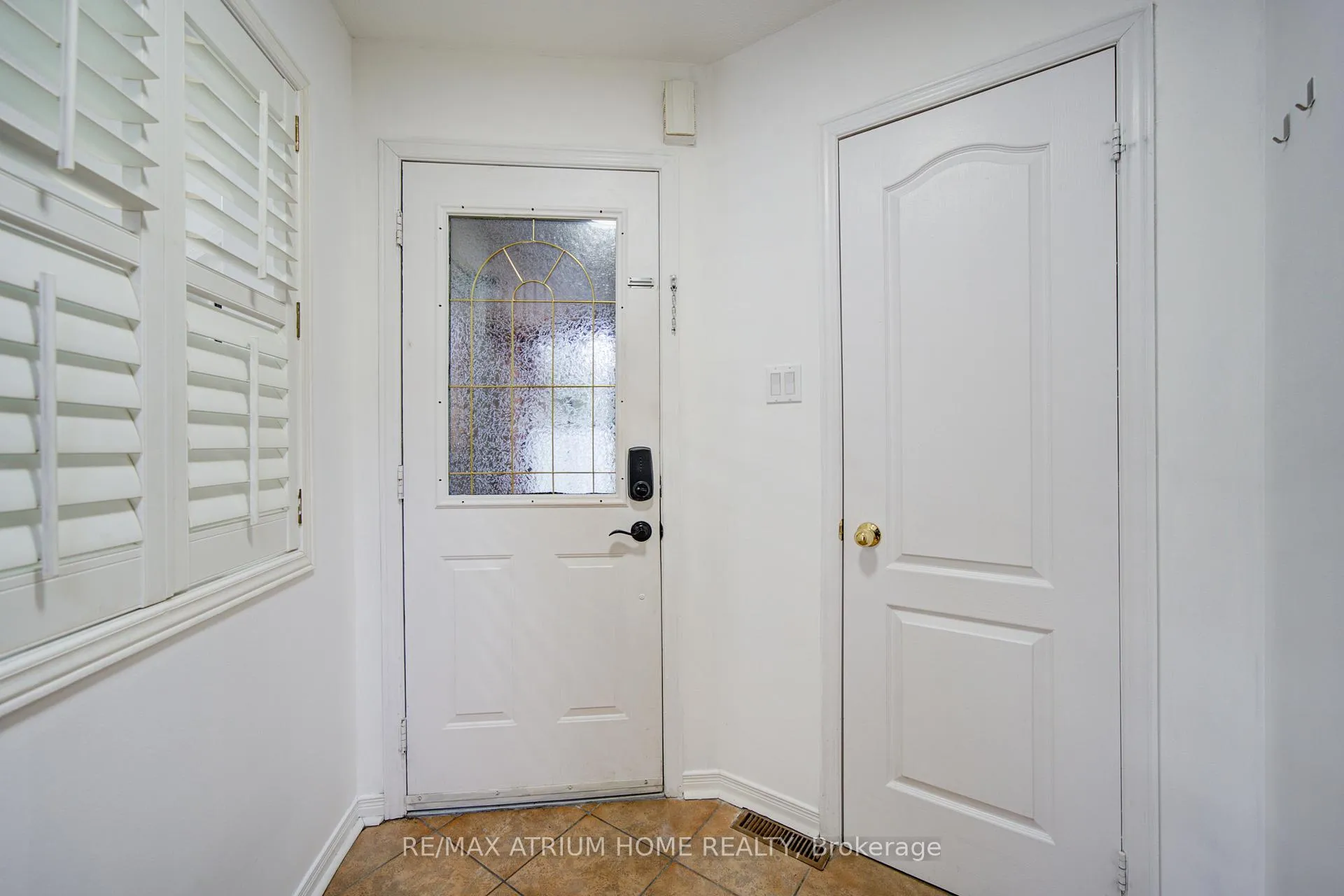 Photo 7 of 59 Hollybush Drive, Vaughan, Maple — HOMEH
