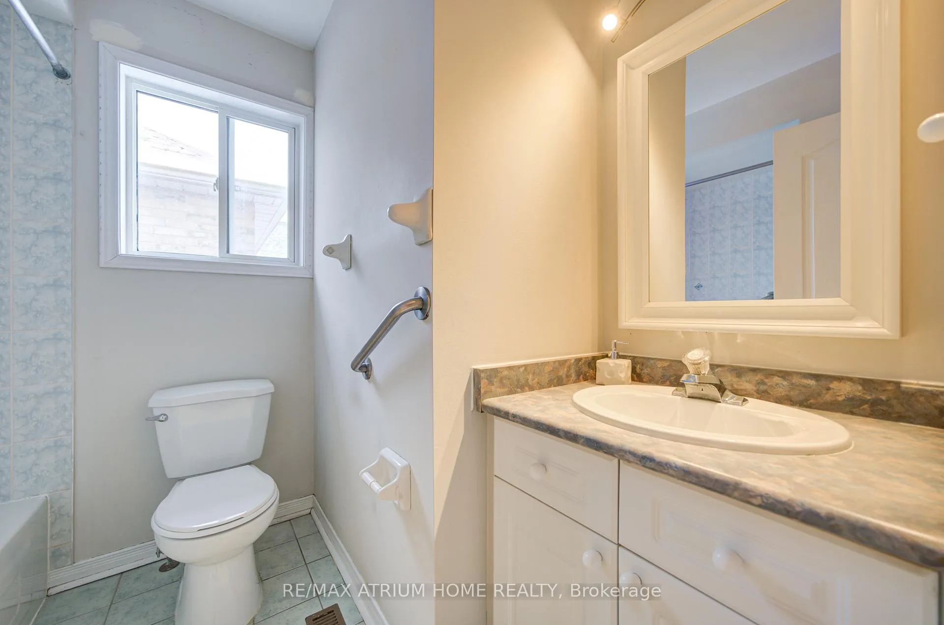 Photo 34 of 59 Hollybush Drive, Vaughan, Maple — HOMEH