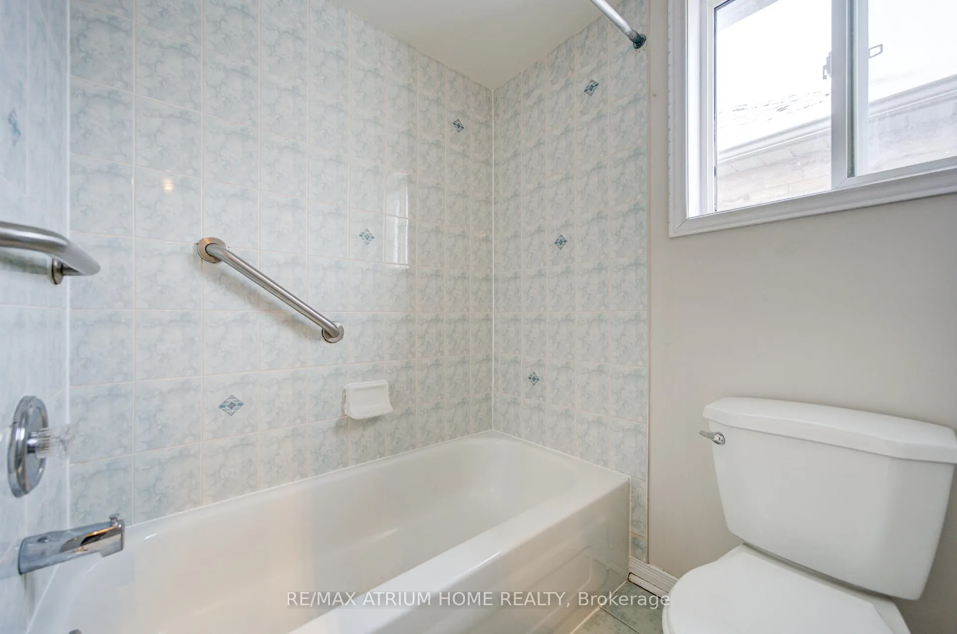 Photo 36 of 59 Hollybush Drive, Vaughan, Maple — HOMEH