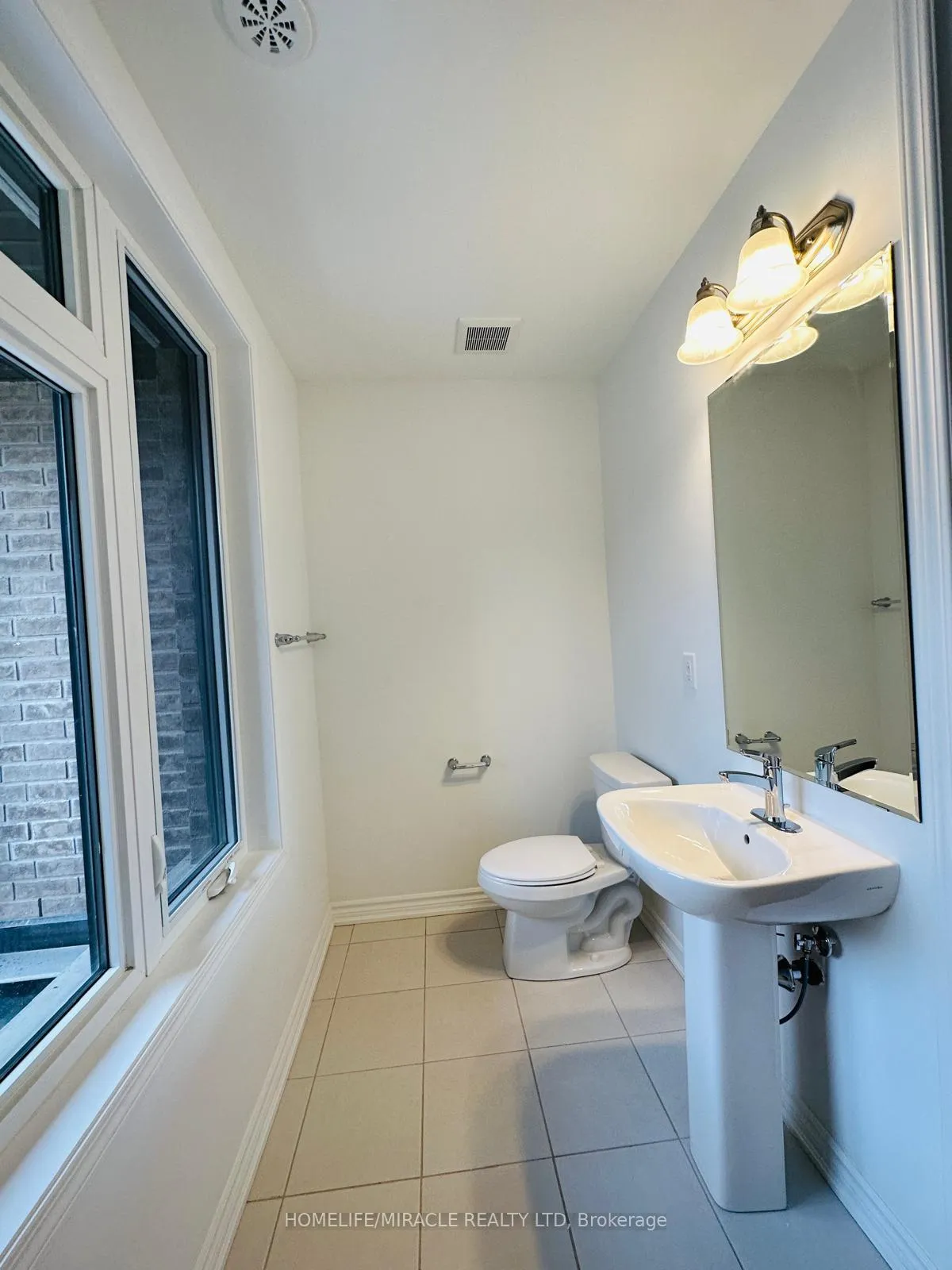 Photo 4 of 232 Keppel Circle, Brampton, Northwest Brampton — HOMEH