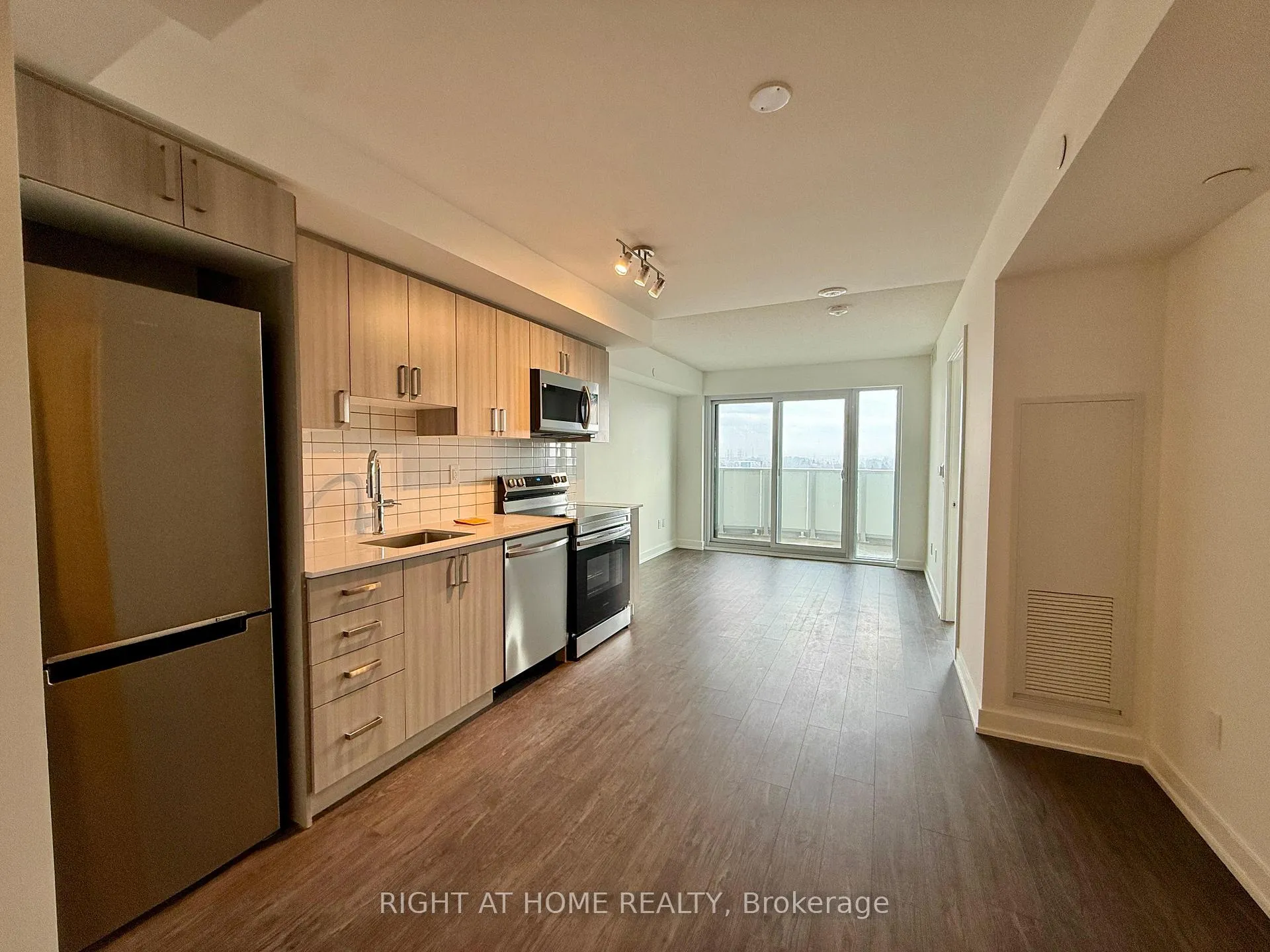 Photo 10 of Unit 807, 1010 Sandy Beach Rd, Pickering, Bay Ridges — HOMEH