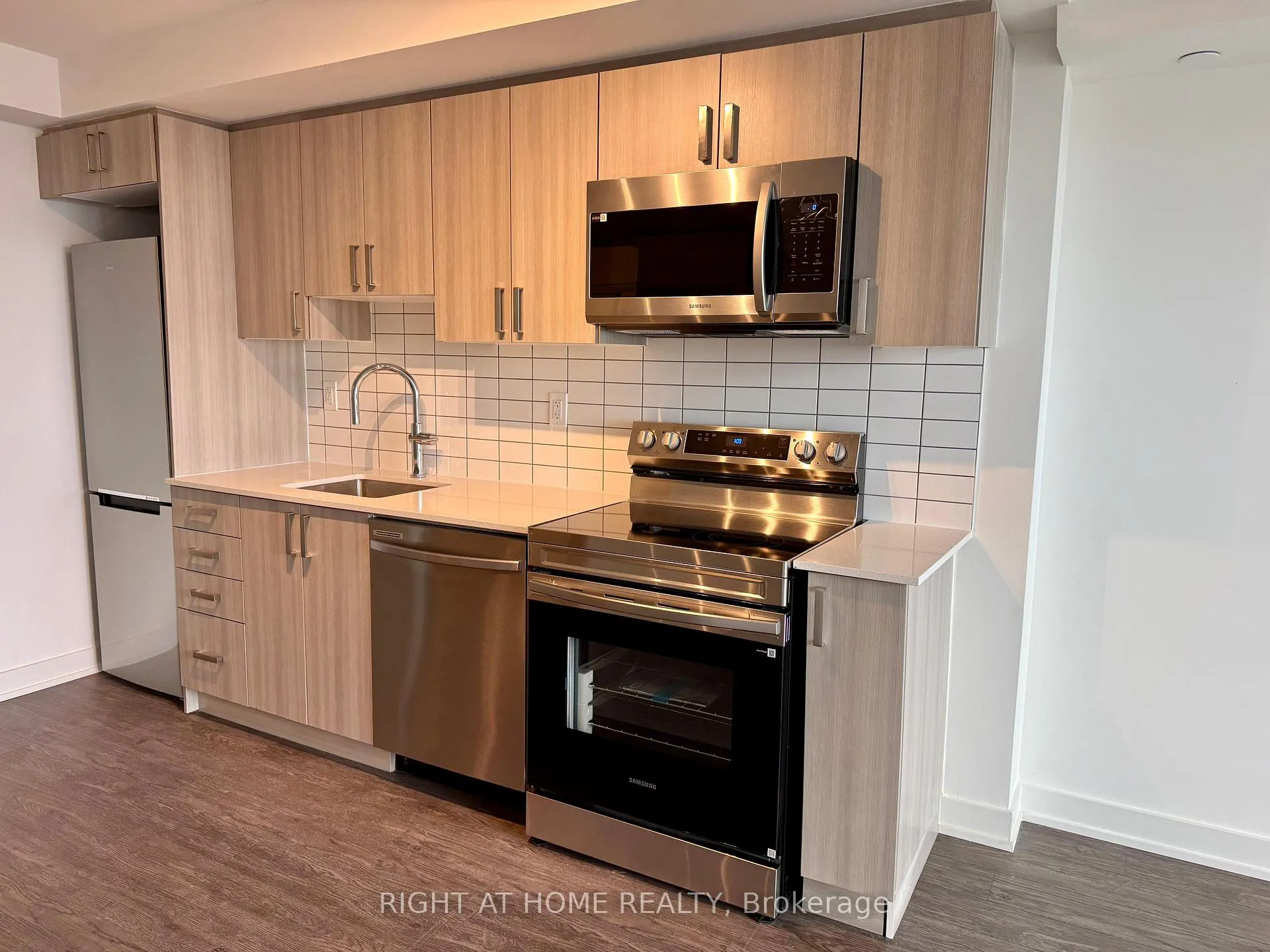 Photo 11 of Unit 807, 1010 Sandy Beach Rd, Pickering, Bay Ridges — HOMEH
