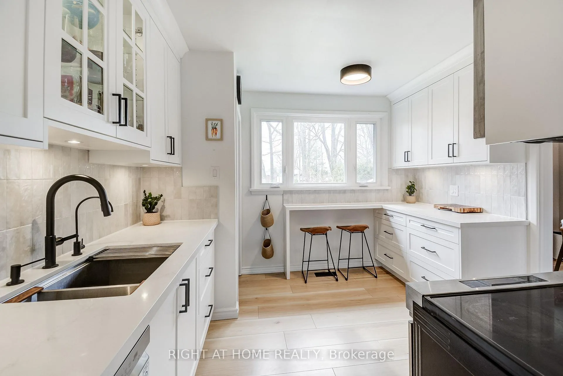 Photo 2 of 1300 Princeton Crescent, Burlington, Mountainside — HOMEH