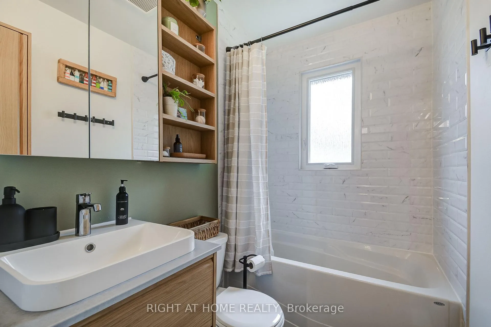 Photo 25 of 1300 Princeton Crescent, Burlington, Mountainside — HOMEH