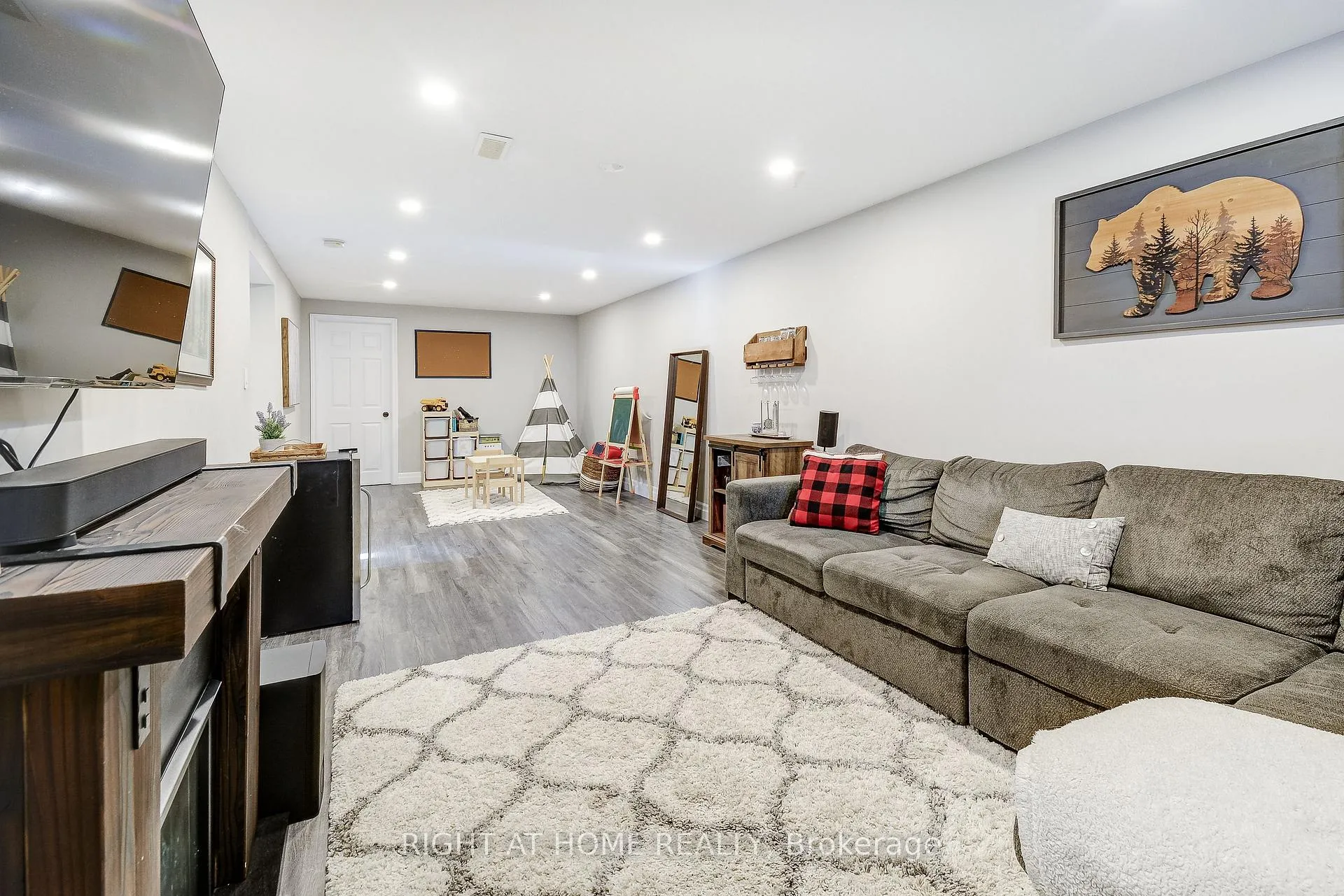 Photo 29 of 1300 Princeton Crescent, Burlington, Mountainside — HOMEH