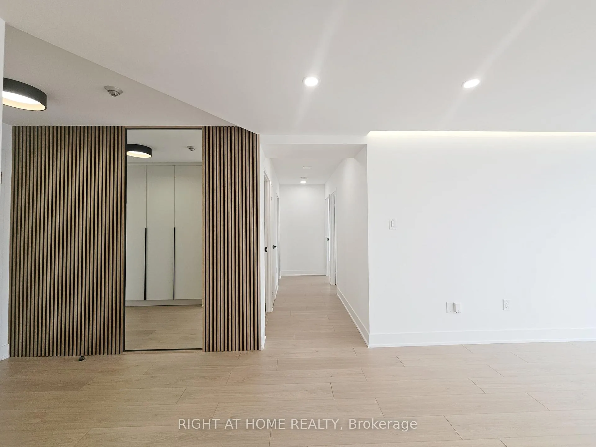 Photo 4 of Unit 512, 7460 Bathurst Street, Vaughan, Brownridge — HOMEH