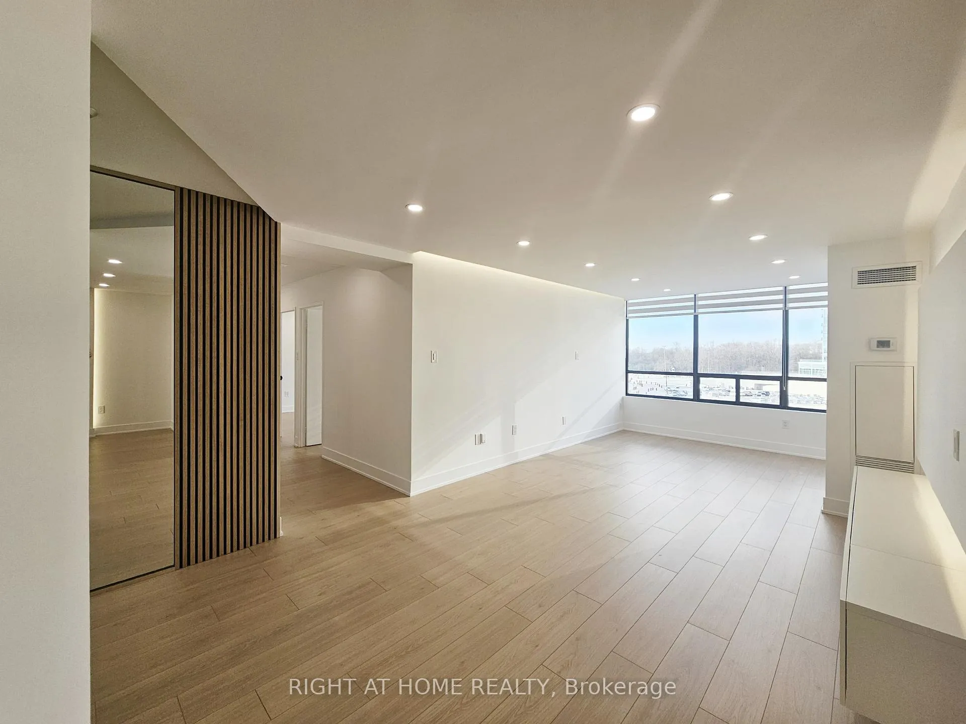 Photo 5 of Unit 512, 7460 Bathurst Street, Vaughan, Brownridge — HOMEH