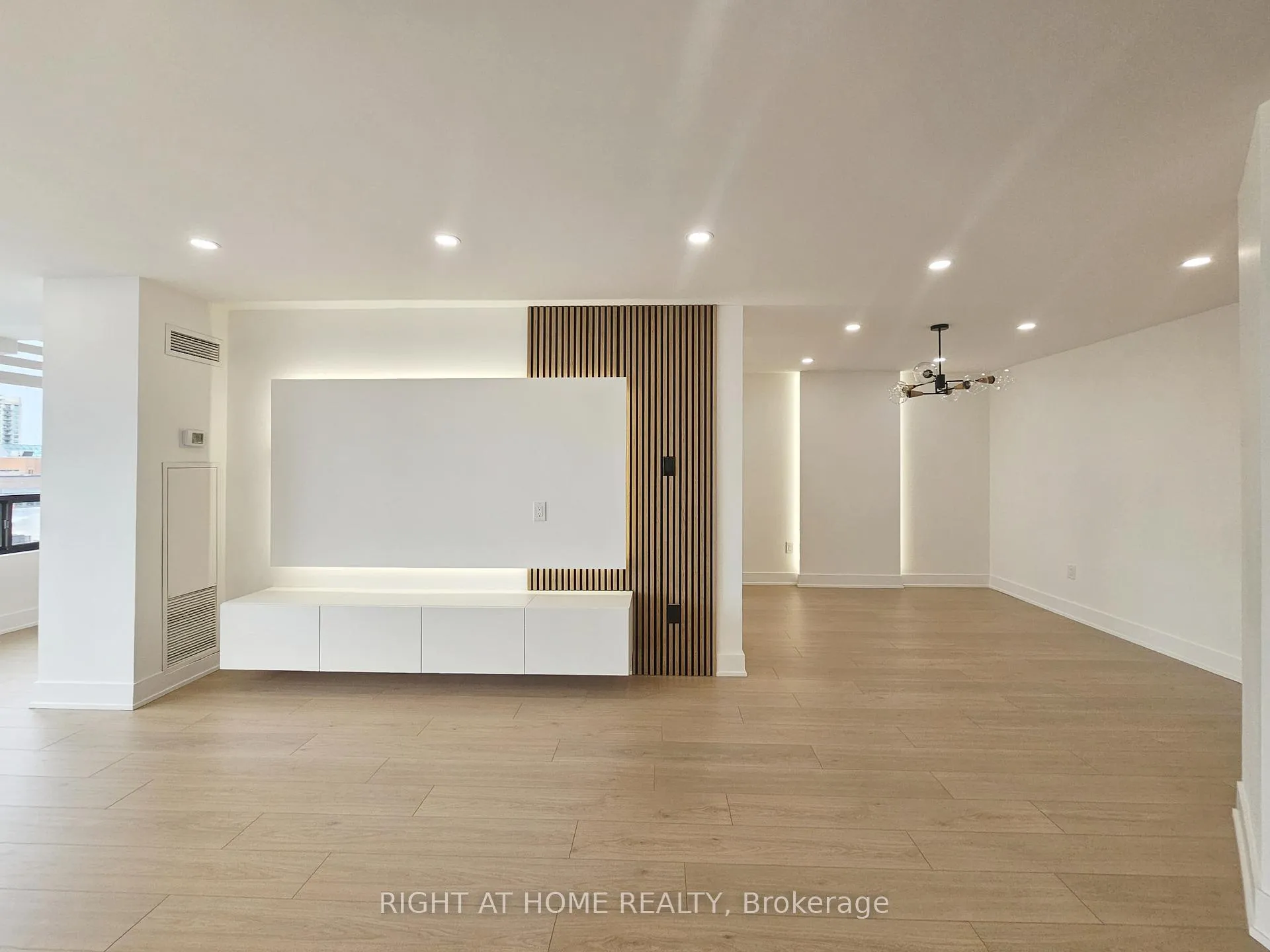Photo 7 of Unit 512, 7460 Bathurst Street, Vaughan, Brownridge — HOMEH