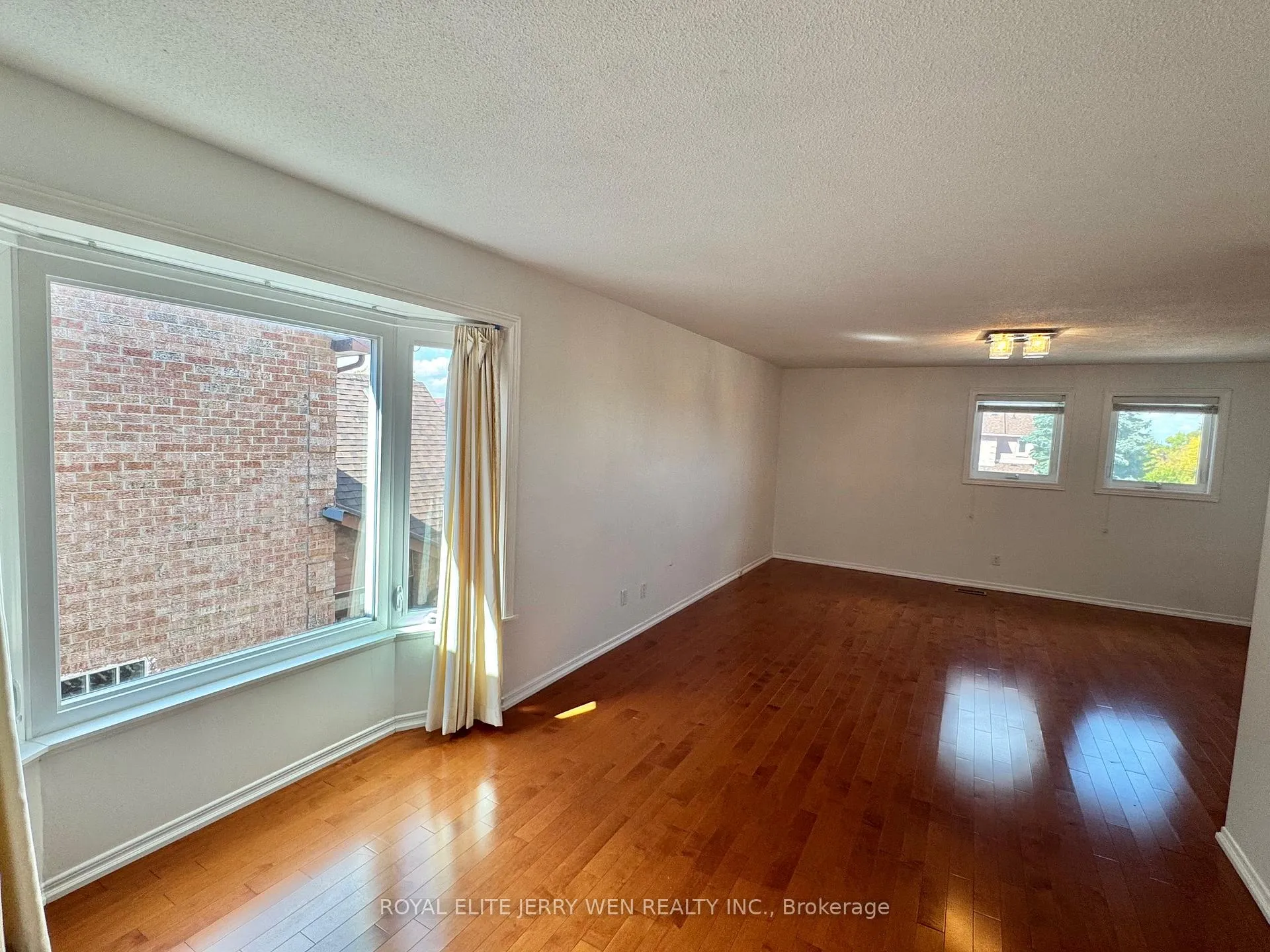 Photo 7 of 155 Green Bush Crescent, Vaughan, Crestwood-Springfarm-Yorkhill — HOMEH