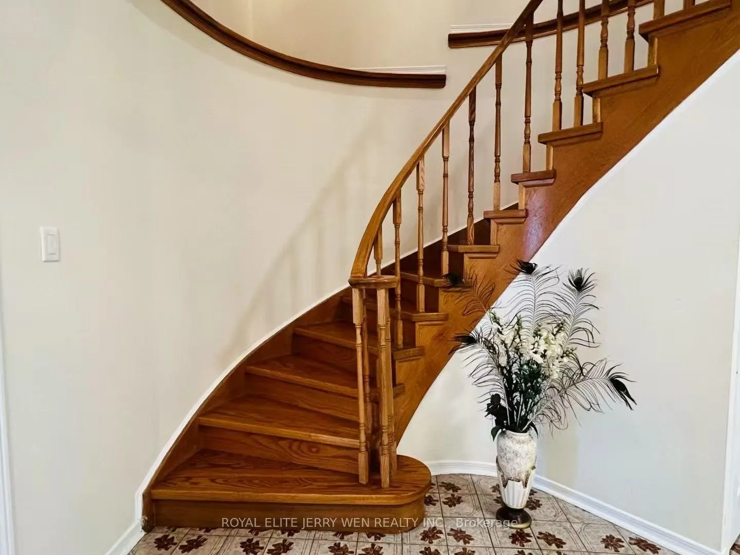 Photo 8 of 155 Green Bush Crescent, Vaughan, Crestwood-Springfarm-Yorkhill — HOMEH