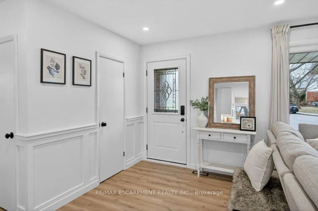 Photo 6 of 31 Dunning Court, Hamilton, Dundas — HOMEH