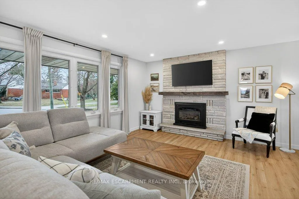 Photo 8 of 31 Dunning Court, Hamilton, Dundas — HOMEH