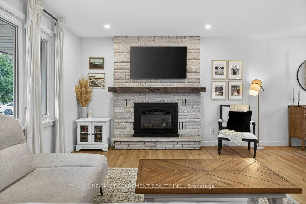 Photo 10 of 31 Dunning Court, Hamilton, Dundas — HOMEH