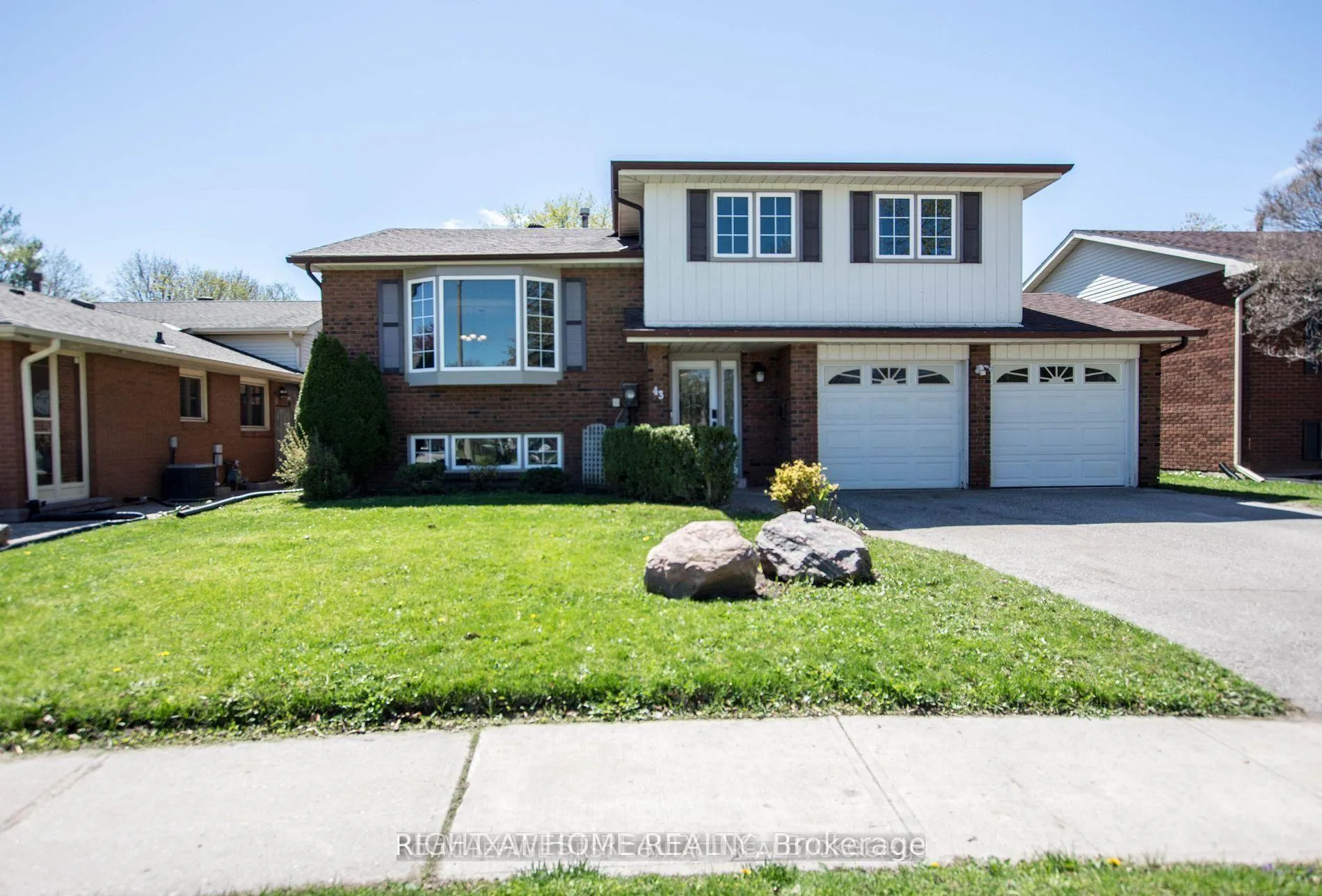 Photo 2 of 43 Clover Avenue, Barrie, Allandale Heights — HOMEH