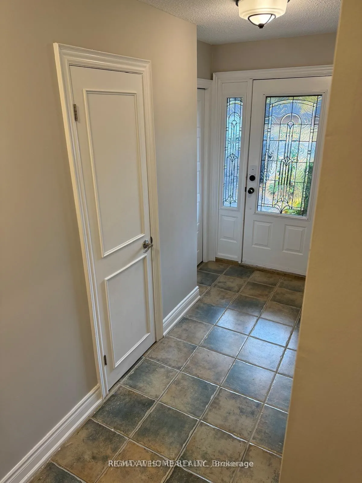 Photo 3 of 43 Clover Avenue, Barrie, Allandale Heights — HOMEH