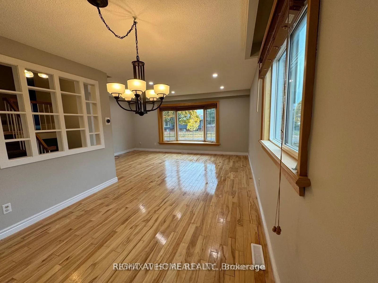 Photo 5 of 43 Clover Avenue, Barrie, Allandale Heights — HOMEH