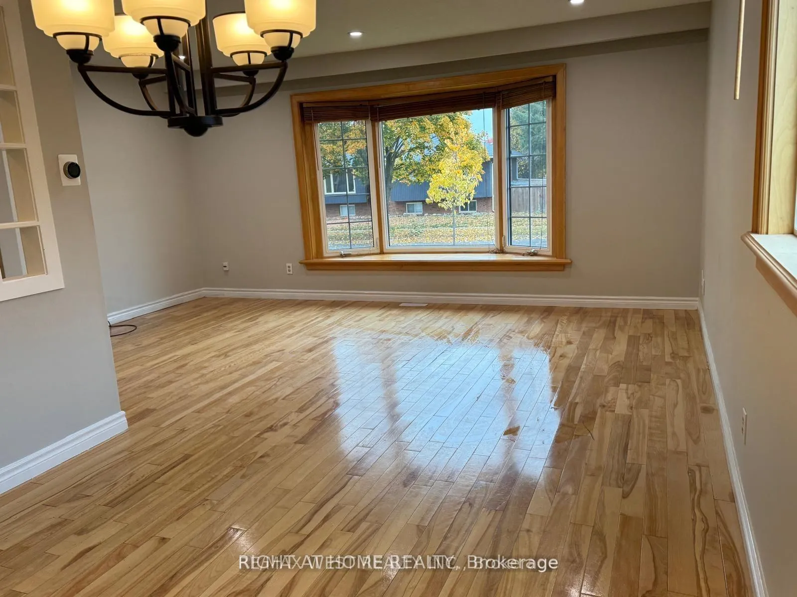 Photo 6 of 43 Clover Avenue, Barrie, Allandale Heights — HOMEH
