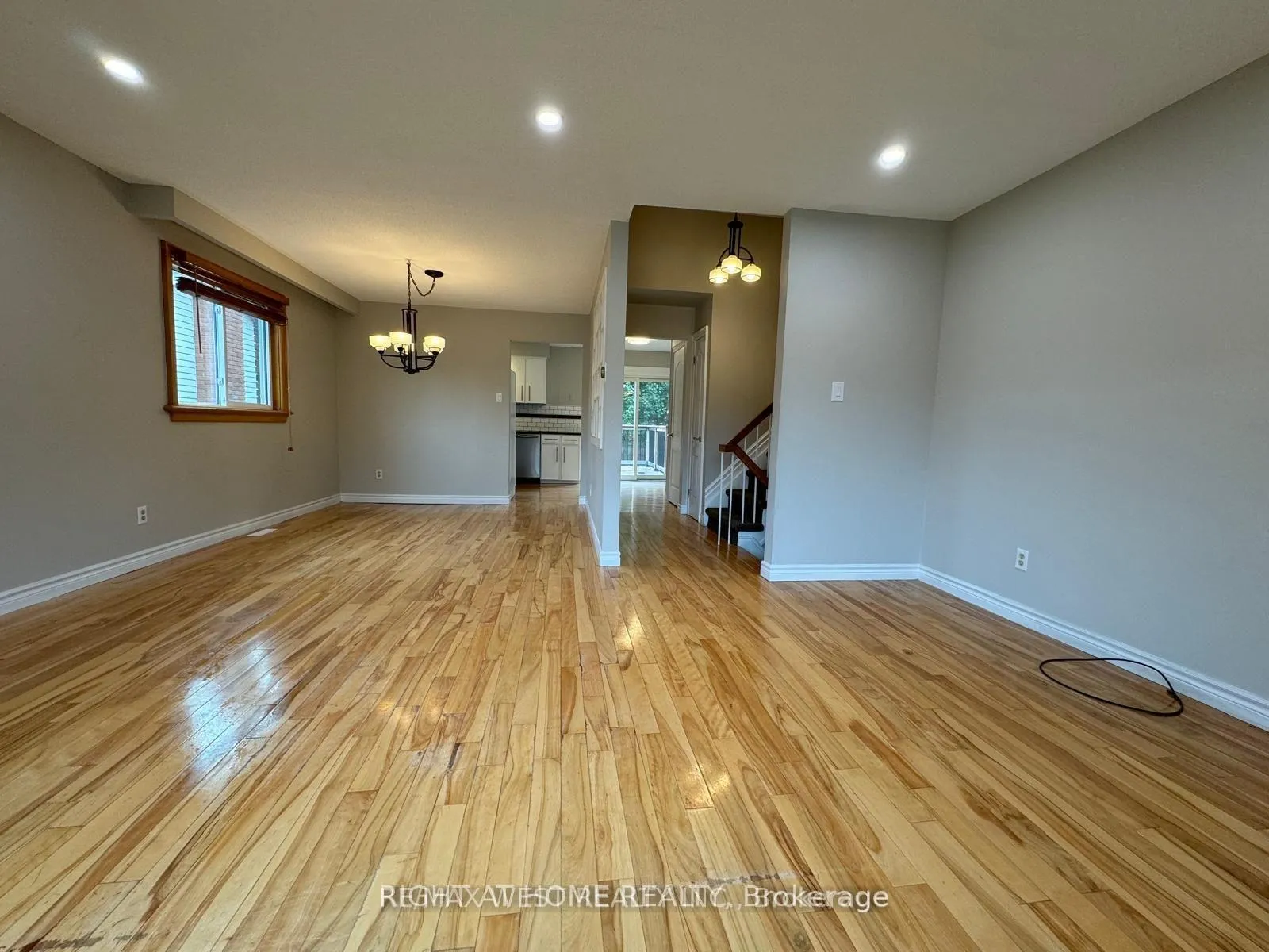 Photo 8 of 43 Clover Avenue, Barrie, Allandale Heights — HOMEH