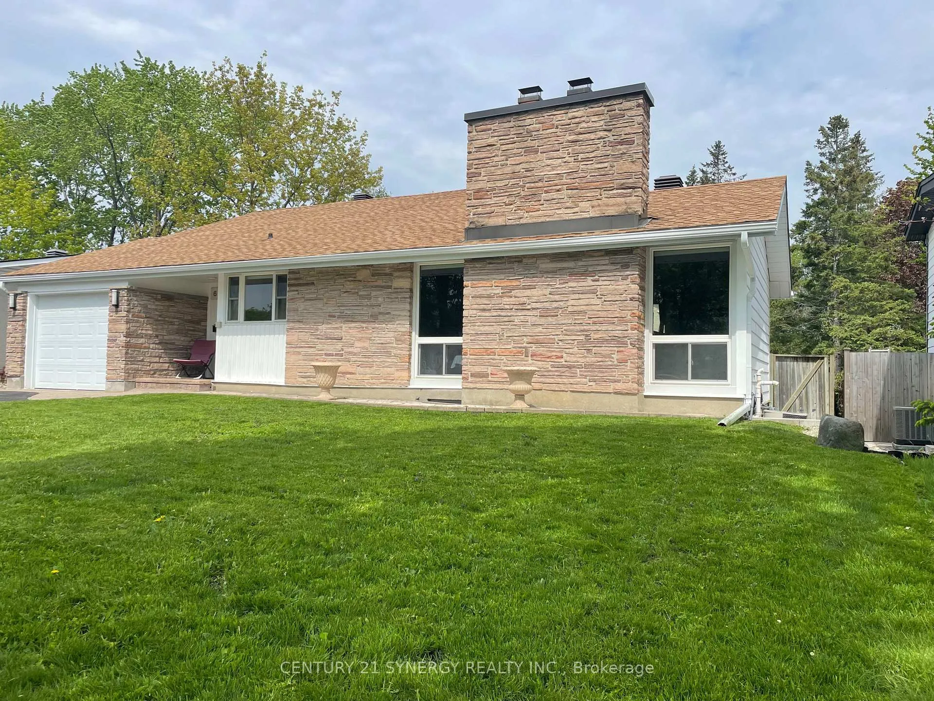 Photo 2 of 639 Glenhurst Crescent, Ottawa, Beacon Hill North — HOMEH