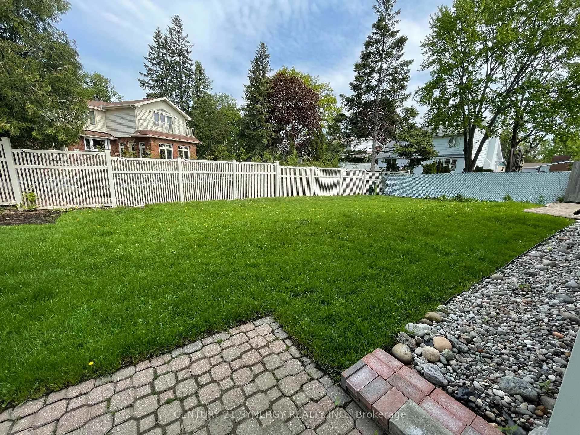 Photo 6 of 639 Glenhurst Crescent, Ottawa, Beacon Hill North — HOMEH