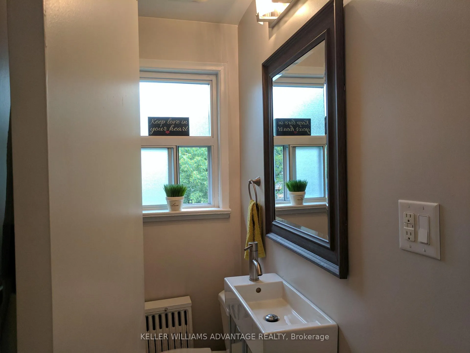 Photo 7 of Unit 3rd Flr, 31 Glenside Avenue, Toronto, Greenwood-Coxwell — HOMEH