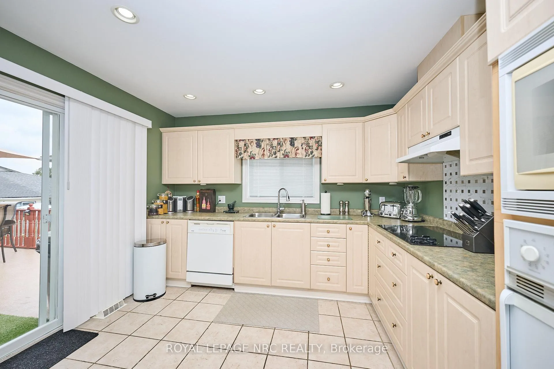 Photo 10 of 8105 Citation Road, Niagara Falls, Ascot — HOMEH