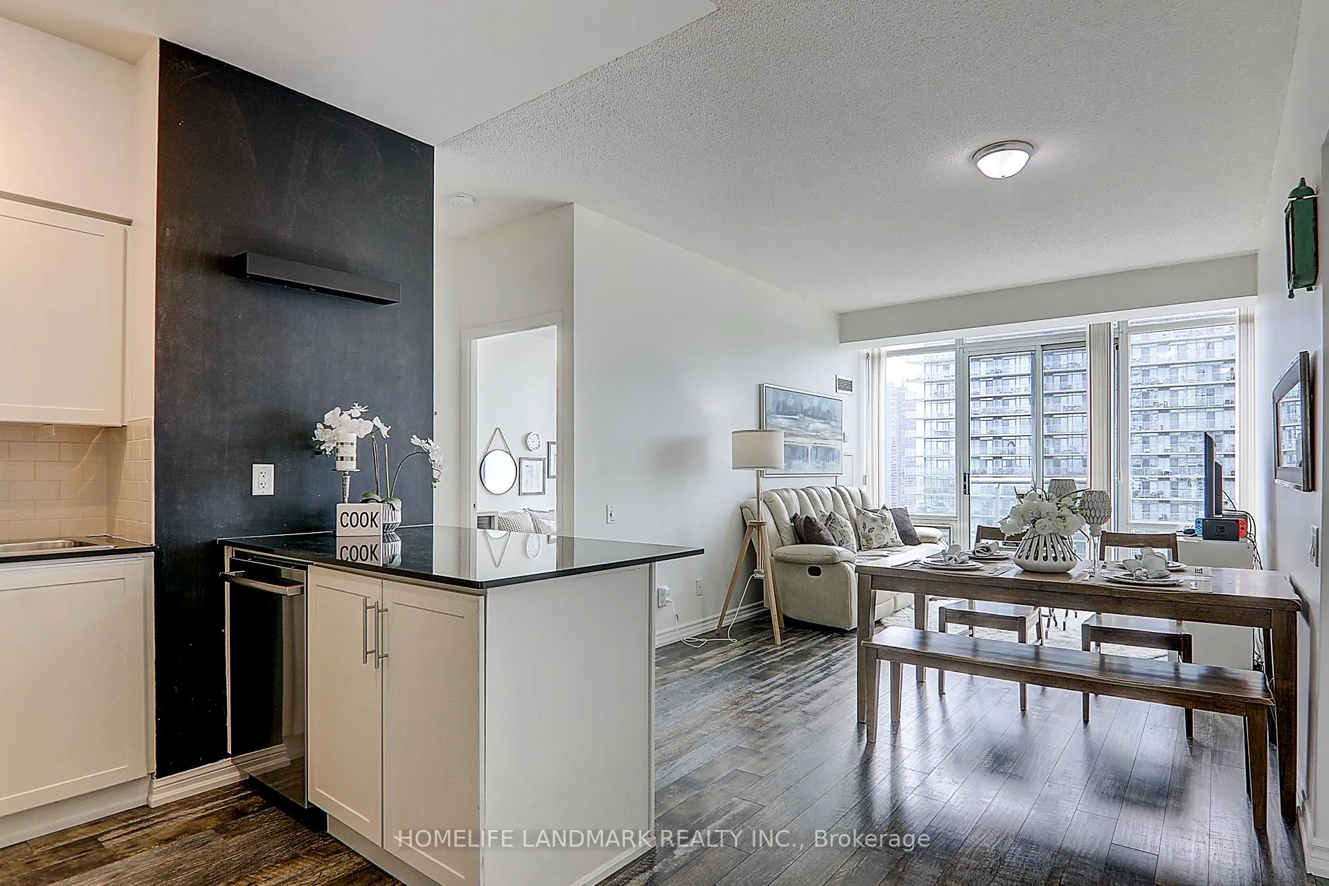 Photo 5 of Unit 1811, 15 Windermere Avenue, Toronto, High Park-Swansea — HOMEH