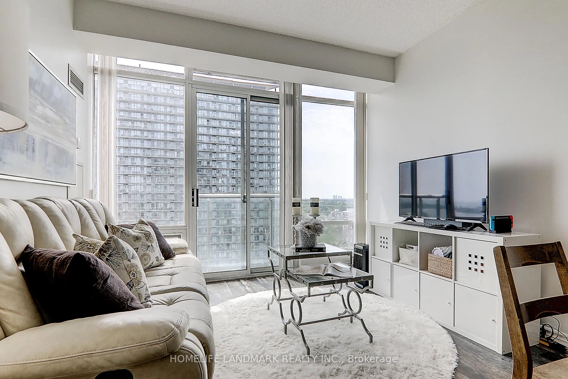 Photo 8 of Unit 1811, 15 Windermere Avenue, Toronto, High Park-Swansea — HOMEH