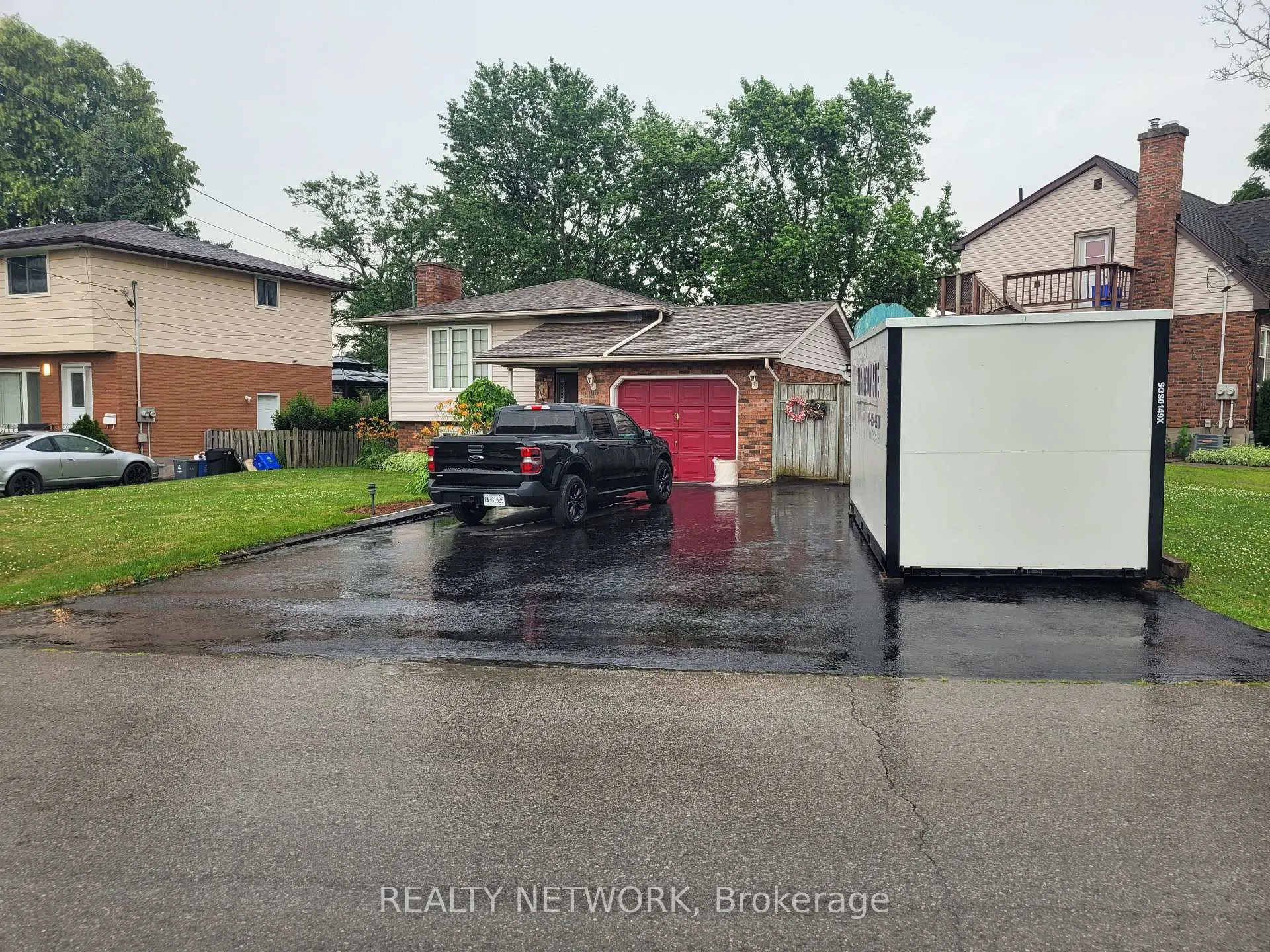 Photo 2 of 9 Valley Road, St. Catharines, Western Hill — HOMEH