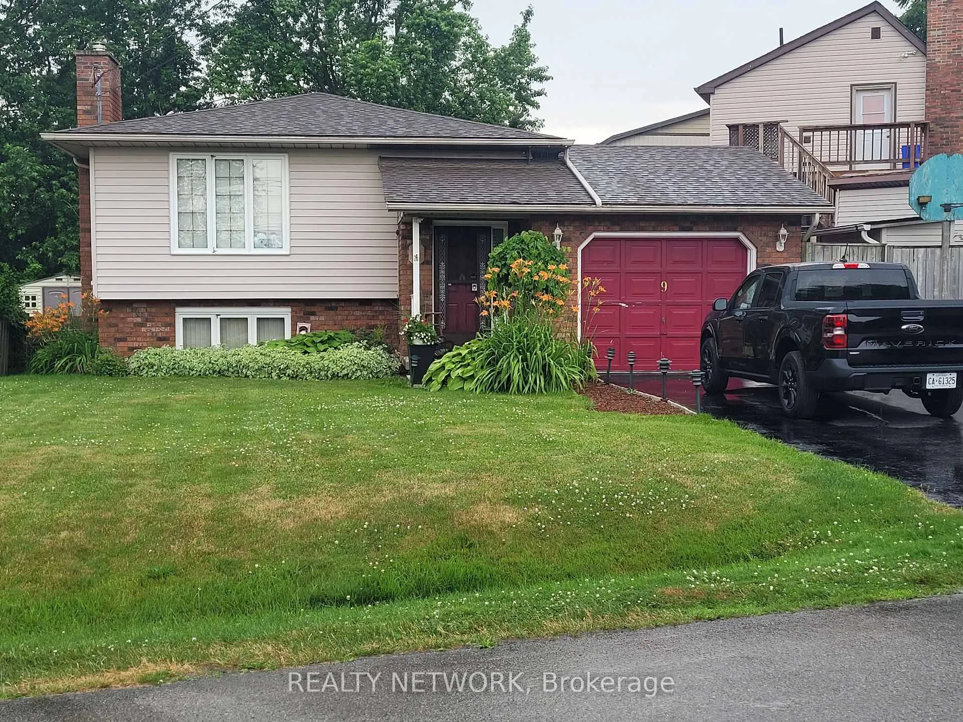 Photo 3 of 9 Valley Road, St. Catharines, Western Hill — HOMEH