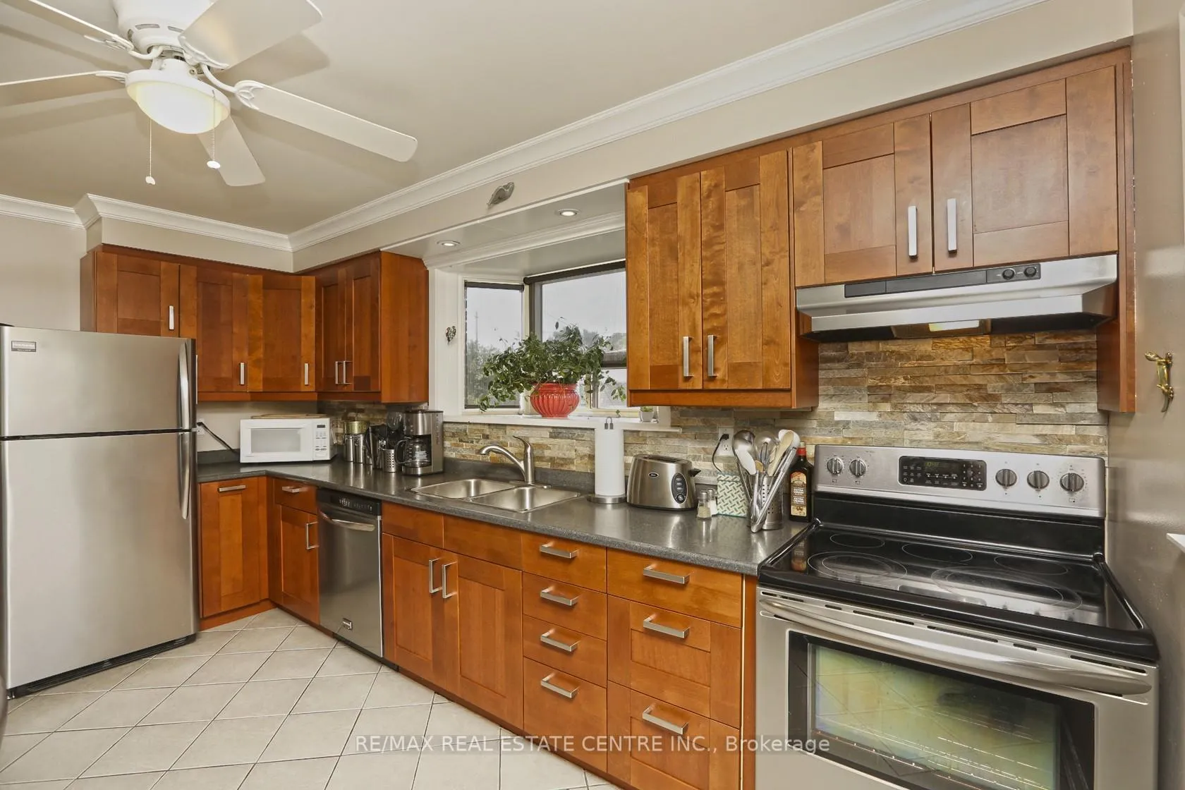Photo 5 of Unit Main, 34 Langwith Court, Brampton, Brampton South — HOMEH