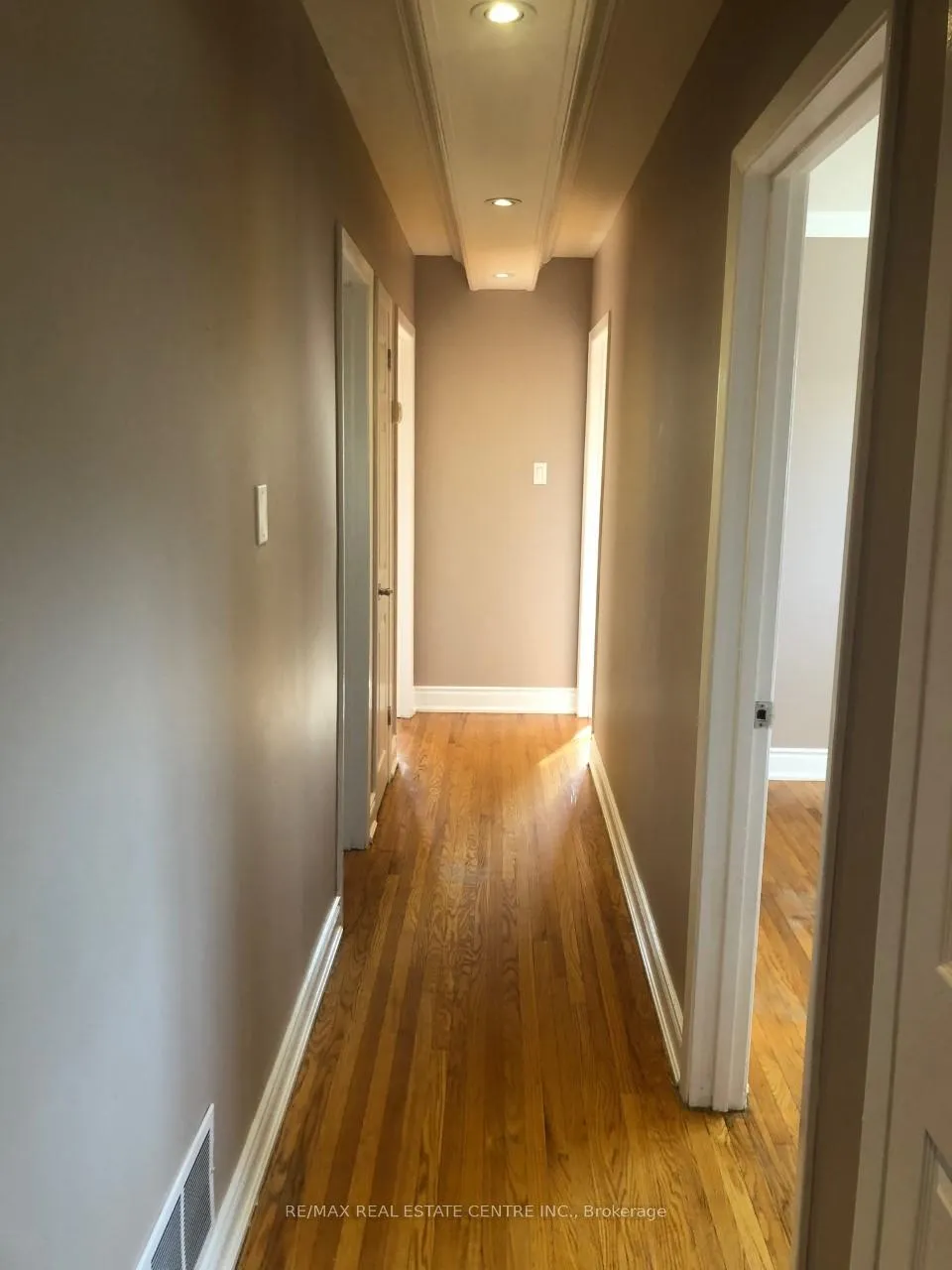 Photo 10 of Unit Main, 34 Langwith Court, Brampton, Brampton South — HOMEH