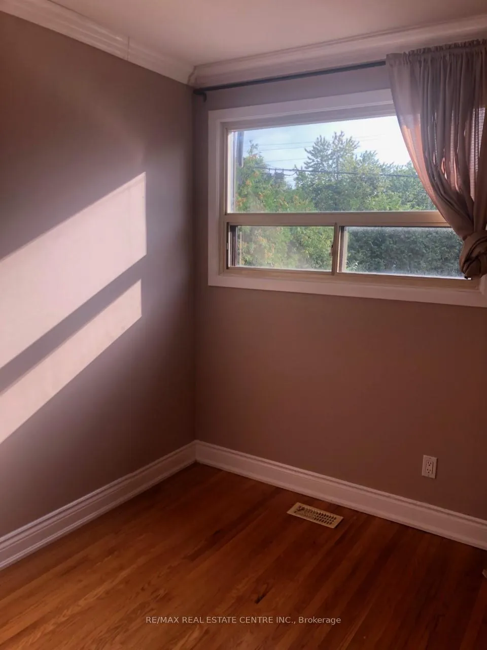 Photo 13 of Unit Main, 34 Langwith Court, Brampton, Brampton South — HOMEH